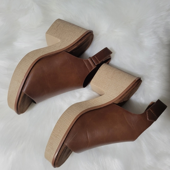 Brown Leather Women's Sandals - Picture 8 of 10